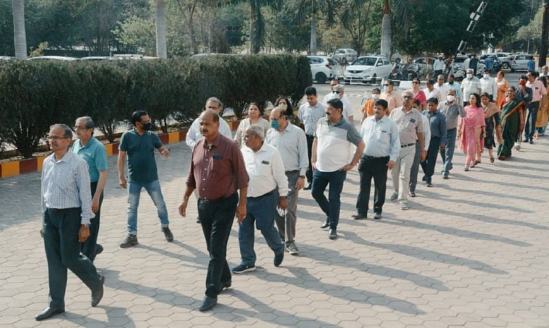 Indore: ​In a first, DAVV bans cellphones, cameras at convocation