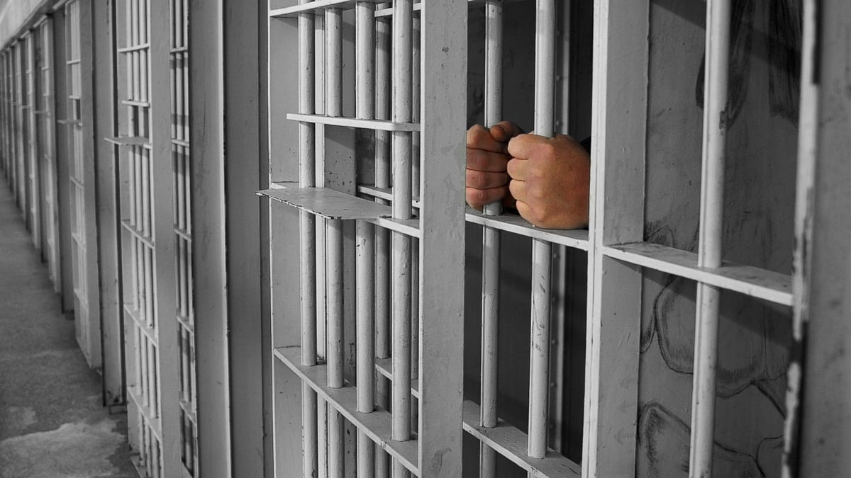 Mumbai: Four robbed by men posing as cops
