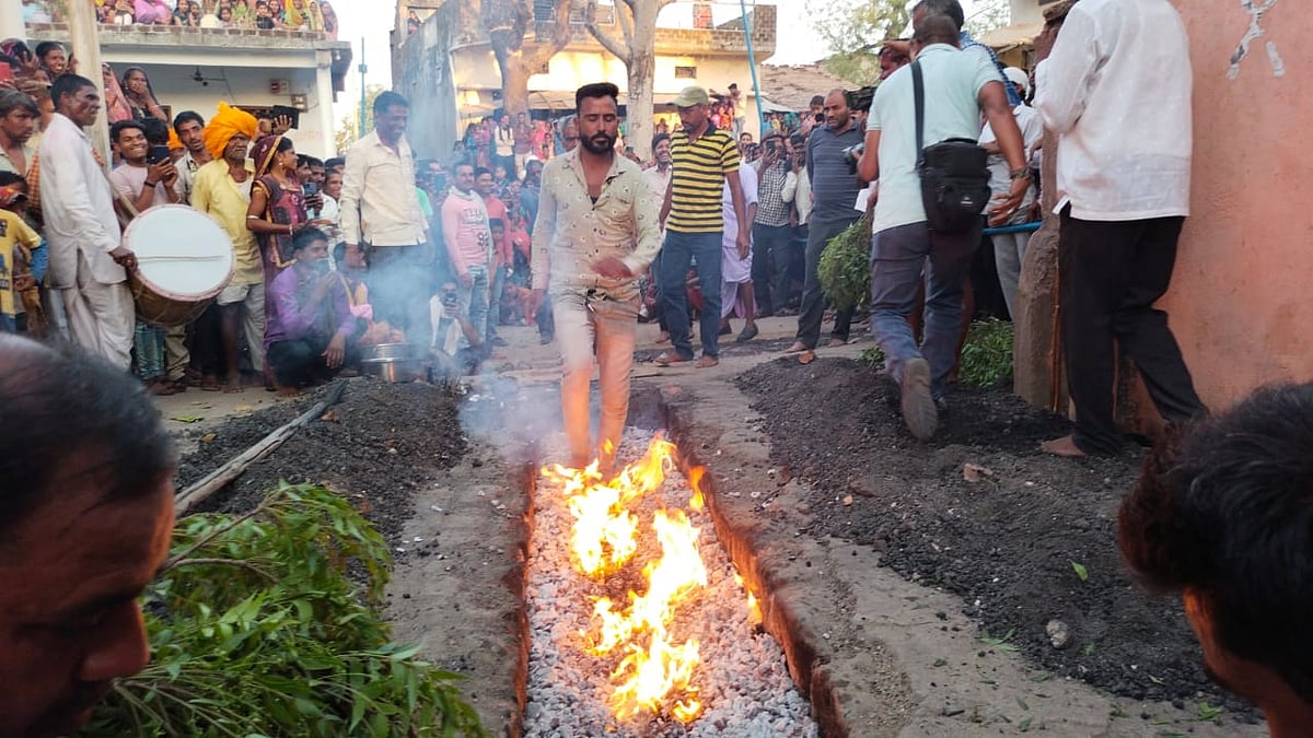 Madhya Pradesh: Colour is back this Holi; Devotees walk barefoot on blazing coals