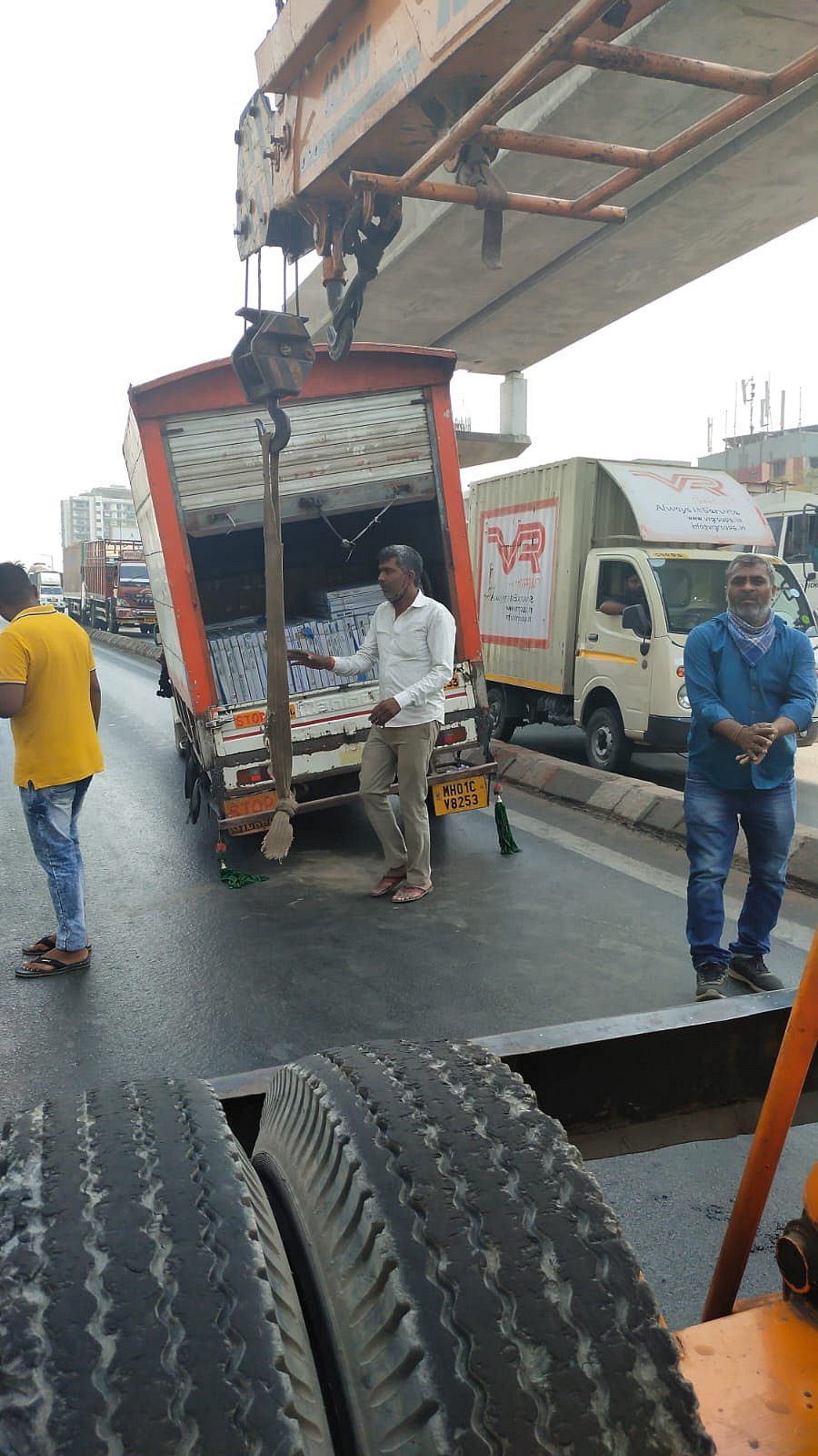 Thane Traffic at MumbaiNashik highway after truck tyre punctures at