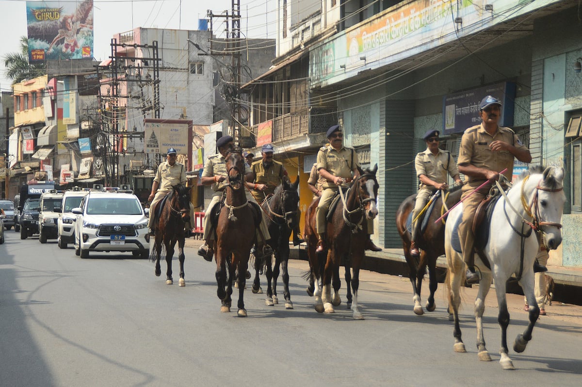 SP along with other senior officials riding on police horses in the sensitive areas to oversee the law and order arrangements.