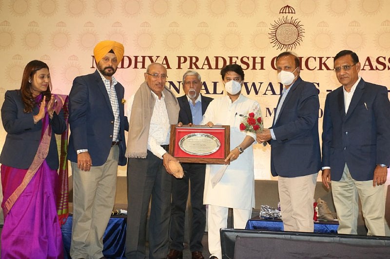 Union Aviation Minister Jyotiraditya Scindia honours former Ranji player Narendra Dua
