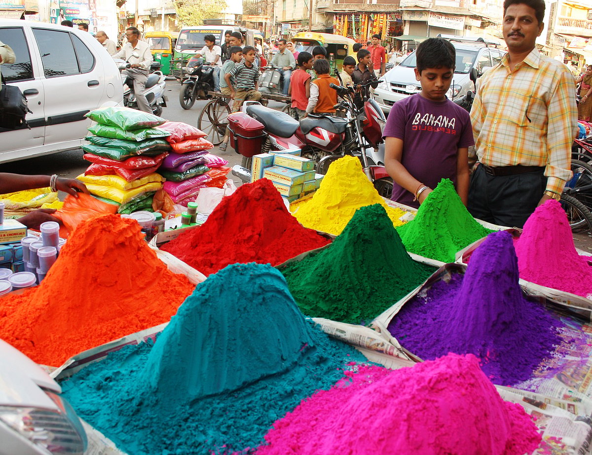 Indore: People high on Holi spirit, markets low on colours, water guns​