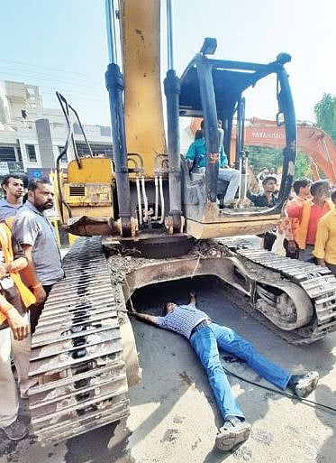 Indore: Owner of showroom lies below Poclain to save illegal structure