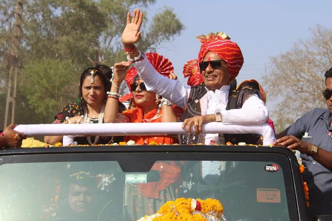 Thandla: CM Shivraj, wife attend Thandla Bhagoria Haat, congratulate people on Holi