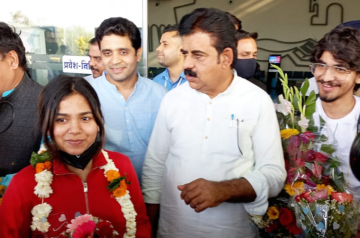 Indore: 11 students who returned from Ukraine reach city
