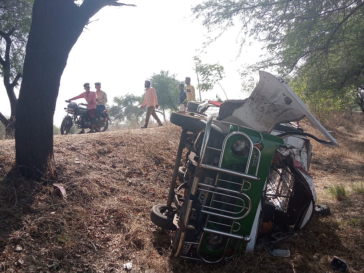 Anuppur : Eight students injured as school van overturns in MP 