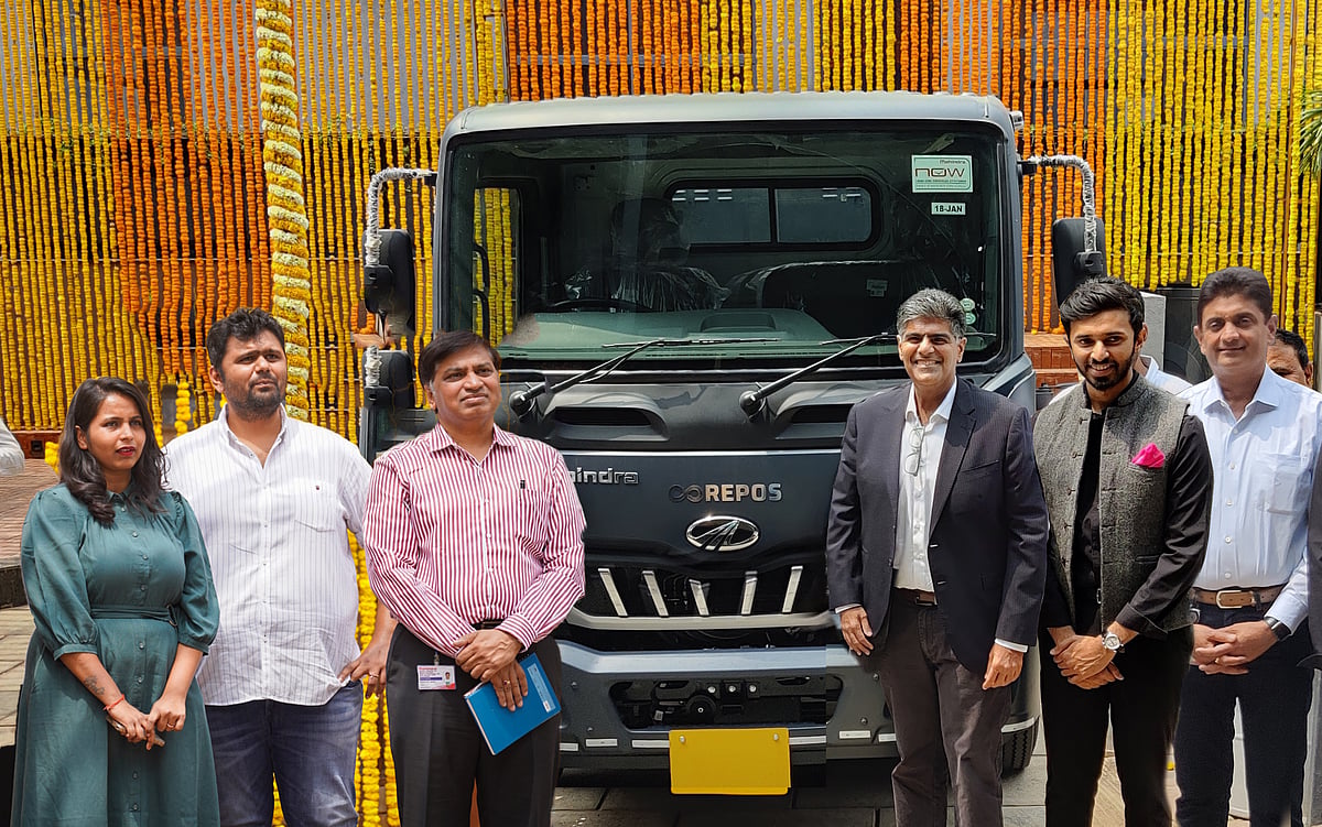 (L-R) Aditi Bhosale Walunj and Chetan Walunj, Founders, Repos Energy with Jalaj Gupta, Business Head, Commercial Vehicles, M&M; Veejay Nakra, CEO, M&M; Aparajit, Co-Founder, Repos Energy | Repos Energy