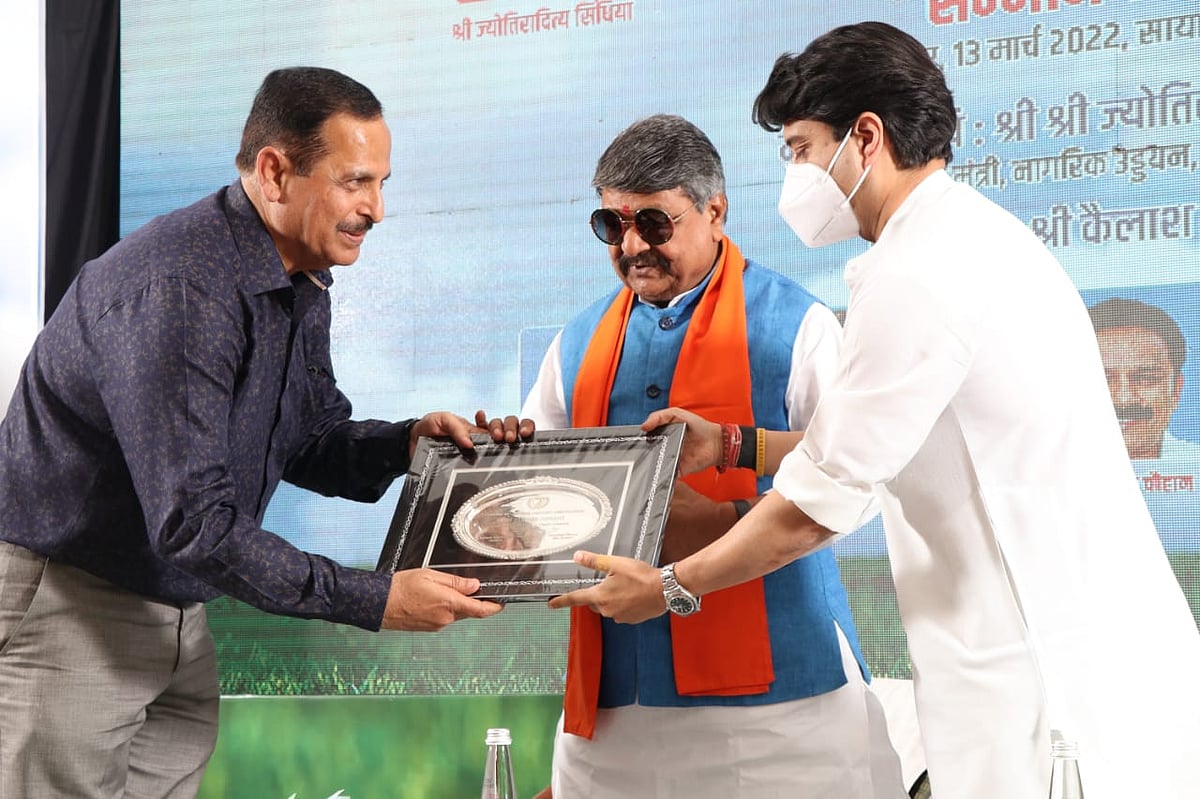 Union Aviation Minister Jyotiraditya Scindia felicitates former International umpire Sudhir Asnani.