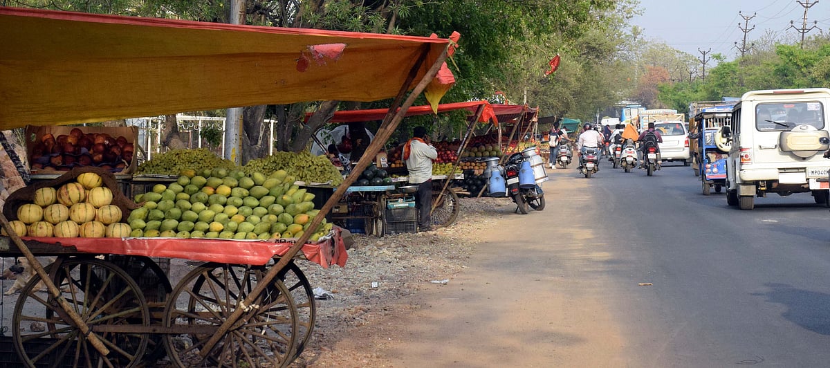Juice kiosks, fruit vendors have occupied roadside areas in Govindpura