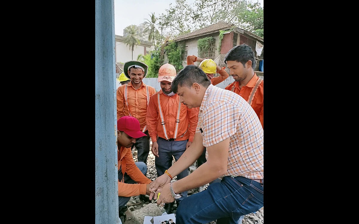 Mumbai: Western railway's senior official surprises track maintainers on their birthdays