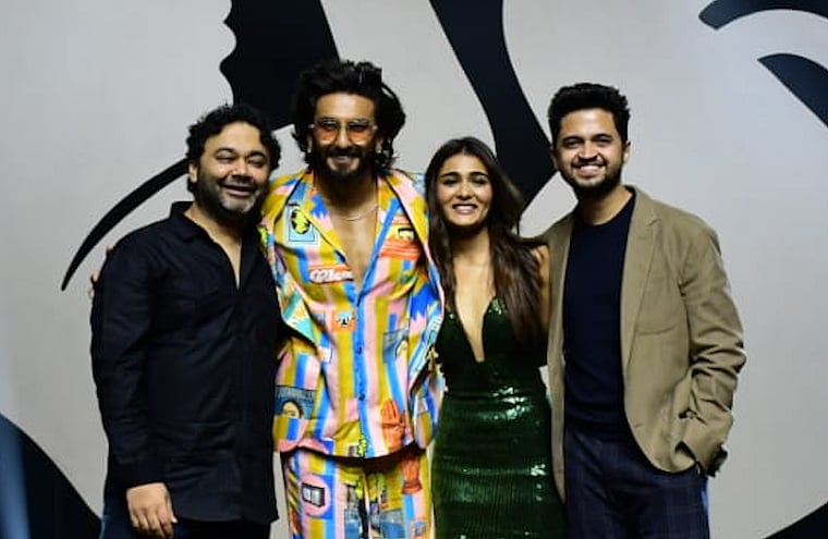 All pics: Viral Bhayani l Ranveer Singh with Shalini Pandey, Maneesh Sharma and Divyang Thakkar