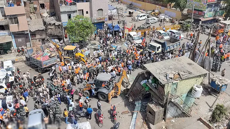 Bulldozers in Jahangirpuri conduct an 