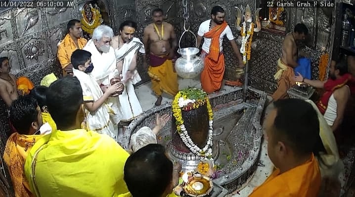 Ujjain: Jammu and Kashmir Governor visits Mahakaleshwar Temple