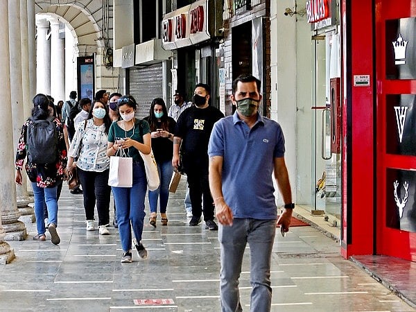 'Though symptoms are mild, maintain caution', say experts as COVID-19 cases rise in India