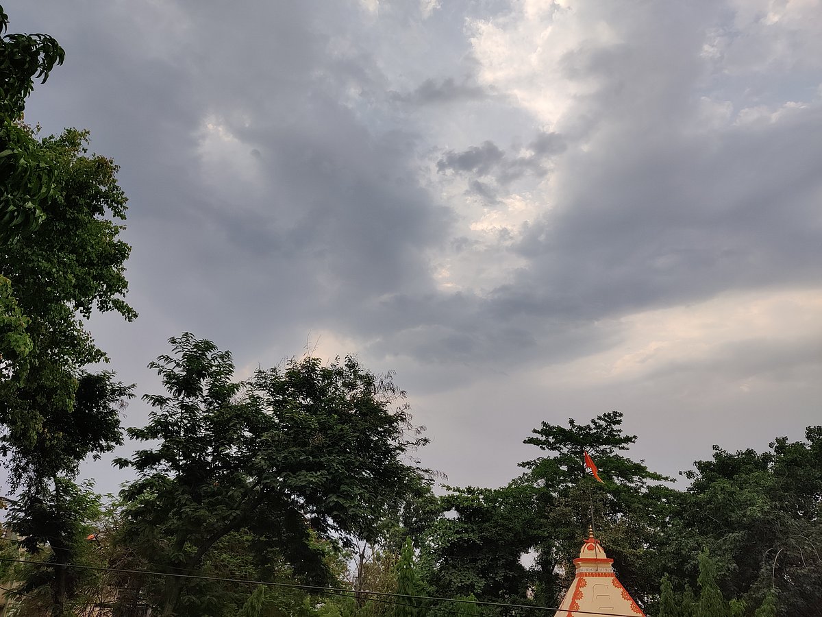 Indore: Cloudy weather, drizzling, gusty winds provide relief from soaring temperature