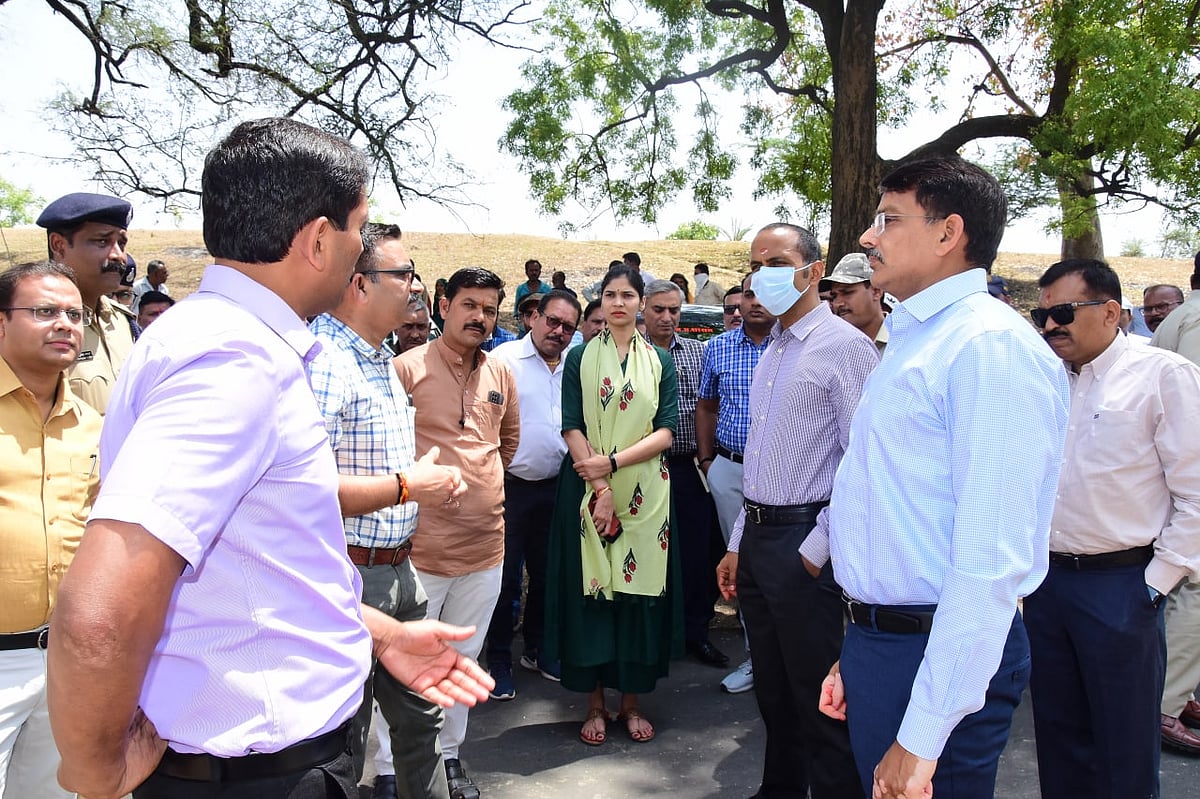 Divisional commissioner, IG, DIG, collector, SP and other officials conduct an inspection of halt station and sub-halt stations of Panchkroshi Yatra in Ujjain on Tuesday  | FP PHOTO 