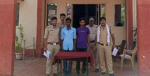 Guna: Two held for duping BLO worth Rs 41802