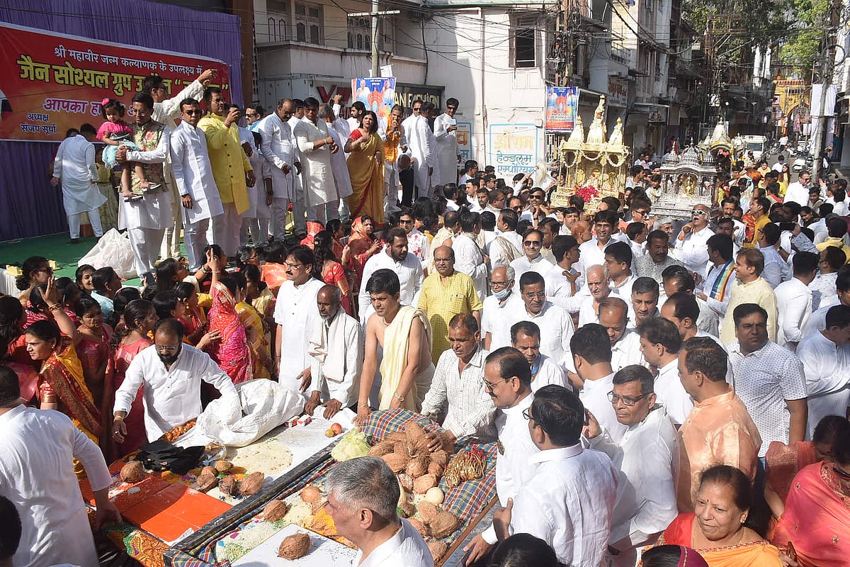 A procession to mark Mahavir Jayanti was taken out from the old city areas under the aegis of Shwetambar Jain Samaj in Ujjain on Thursday  | FP PHOTO