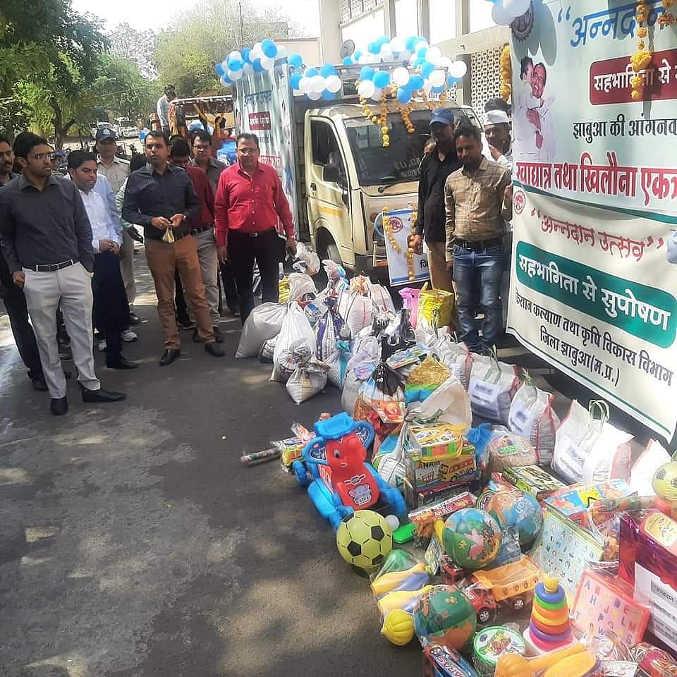 Meghnagar: People donate food and toys for Anganwadi kids 
