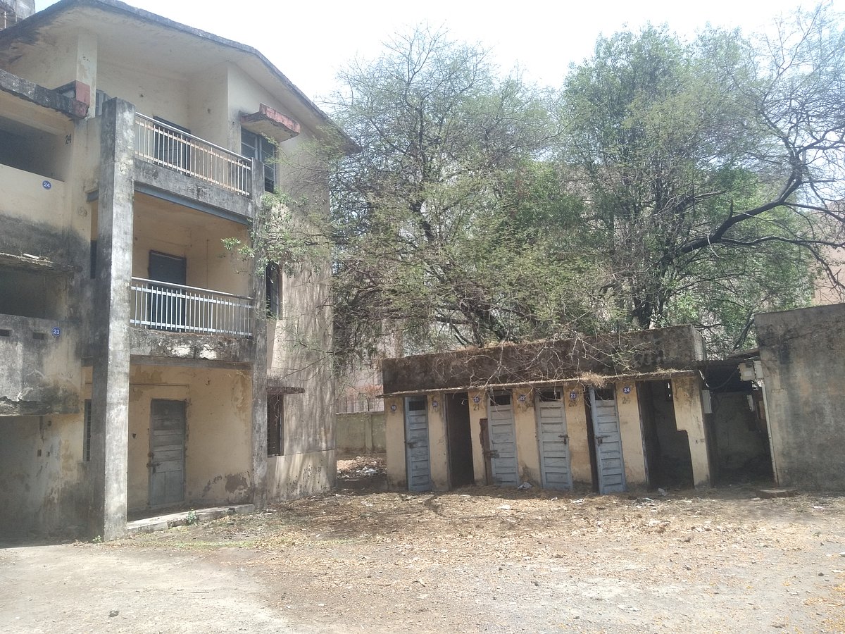 Indore: Abandoned CPWD Colony now haunt of squatters, thieves and crooks
