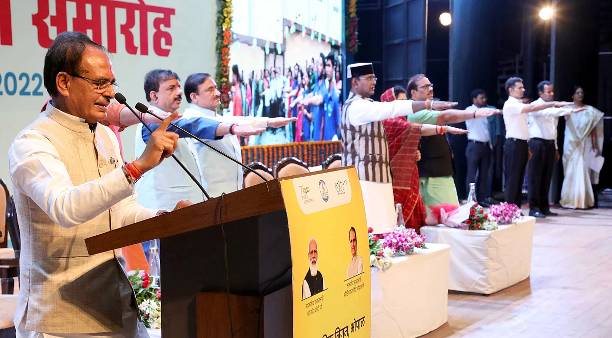 Chief Minister Shivraj Singh Chouhan administering pledge of cleanliness at Swachhta Samman Samaroh in Bhopal on Friday.  | FP