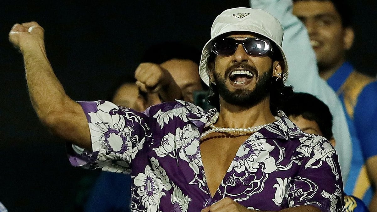 Viral Photo: Ranveerbhai Jordaar breaks into wild celebration as Mumbai Indians beat  Gujarat Titans