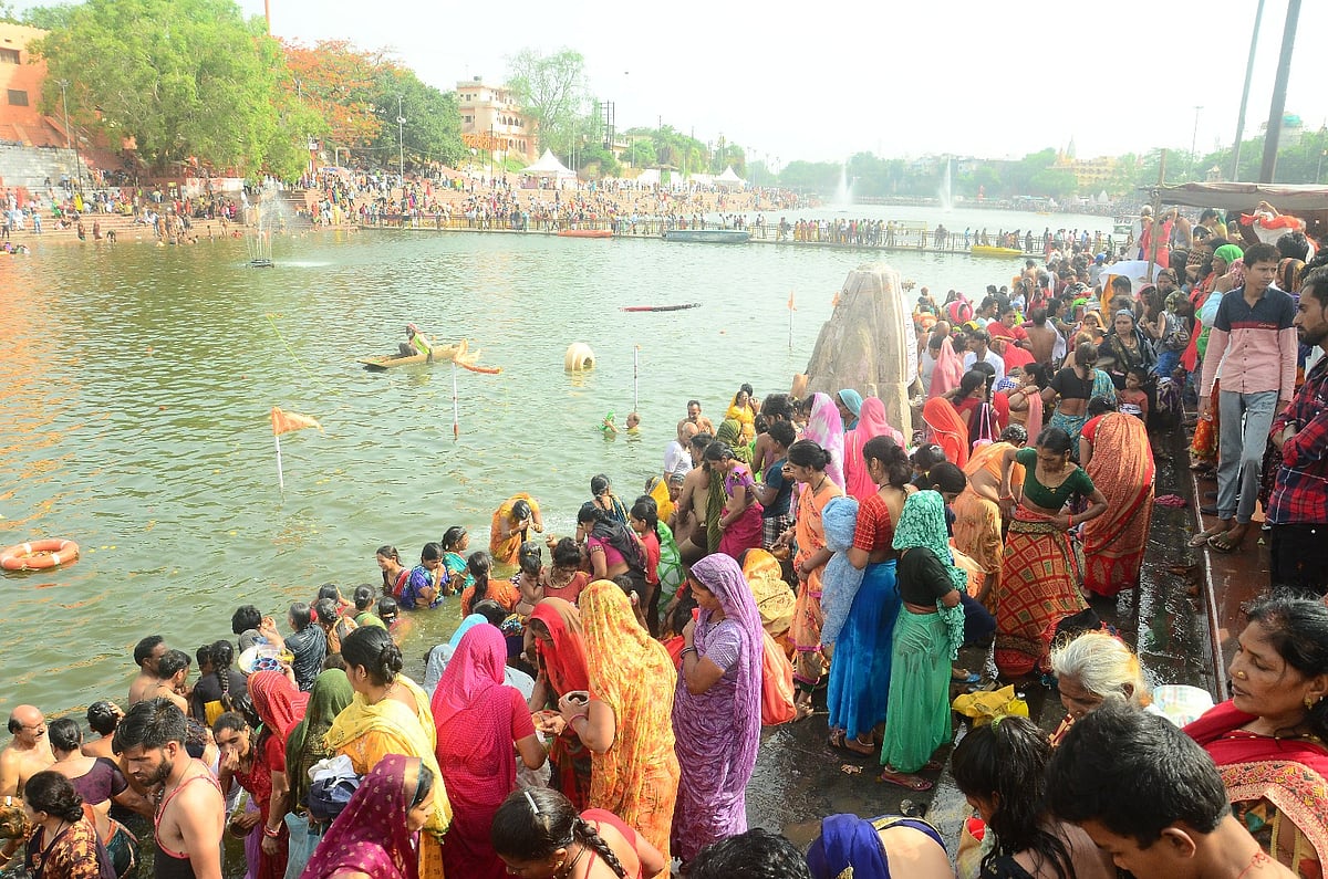 Madhya Pradesh: Collector asks officials to ensure security at ghats on bathing days in Narmadapuram