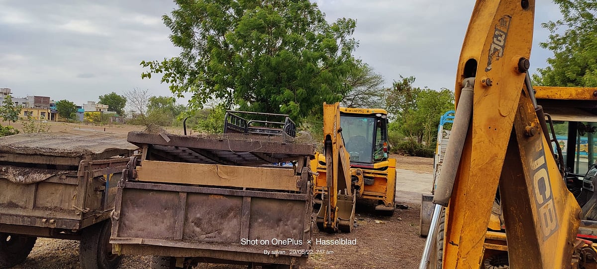 Khargone: Raid on sand mining mafia, 2 JCBs, 2 trucks seized from Veda's banks
