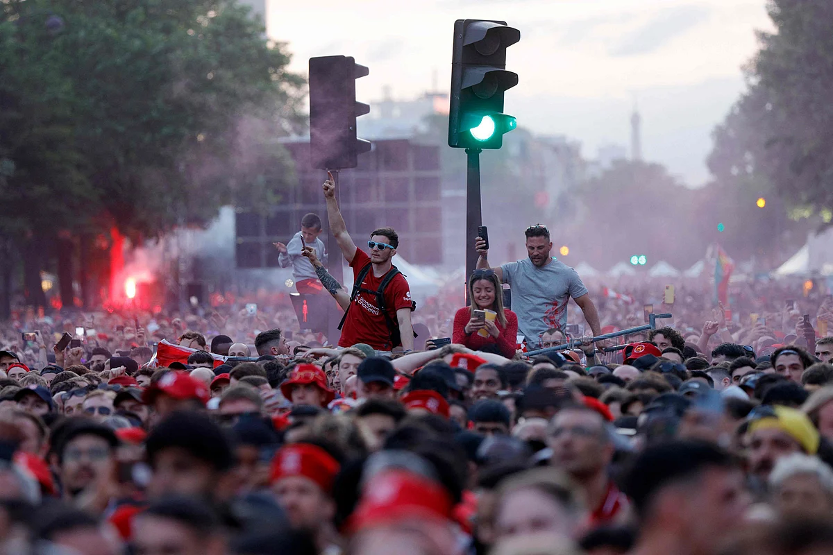 Liverpool fans outside the stadium | Photo: AFP