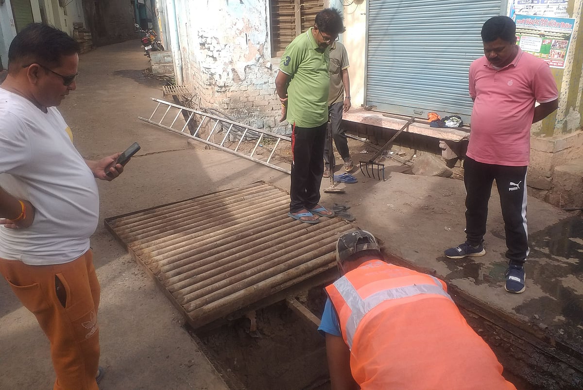 Sironj: Municipality cleans nullah, residents throw garbage again