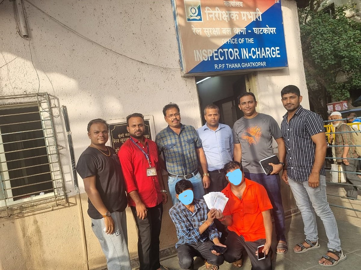 Mumbai: Railway police working overtime to catch touts who illegally generate tickets, sell them