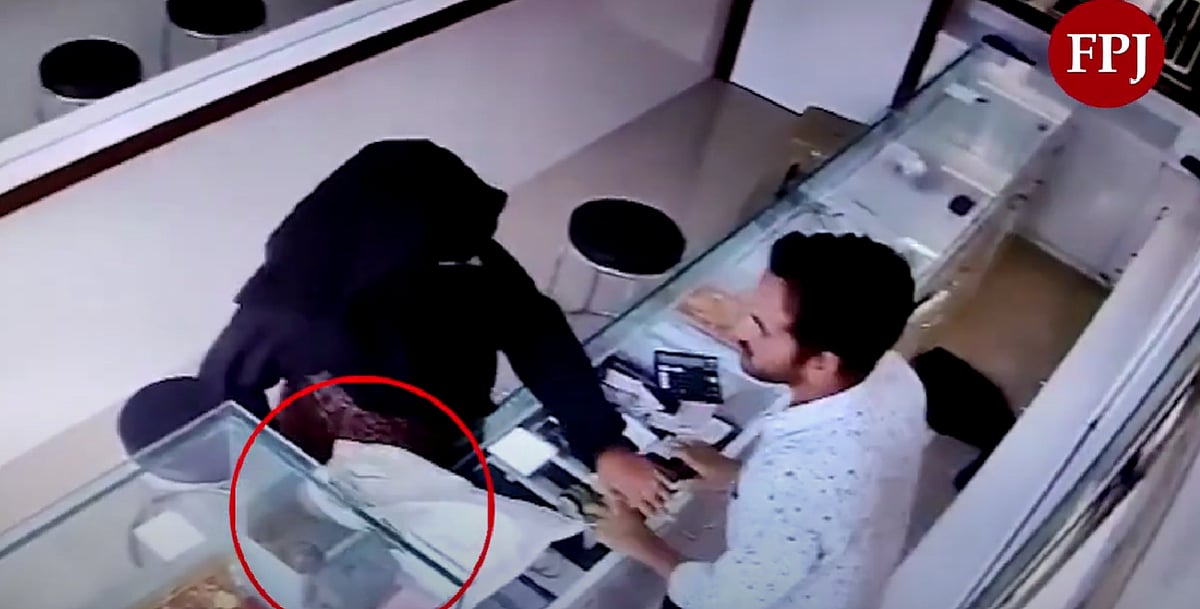 Watch: Woman gets caught after failed robbery bid at jewellery store in Virar, hilarious video goes viral  | Video Screengrab
