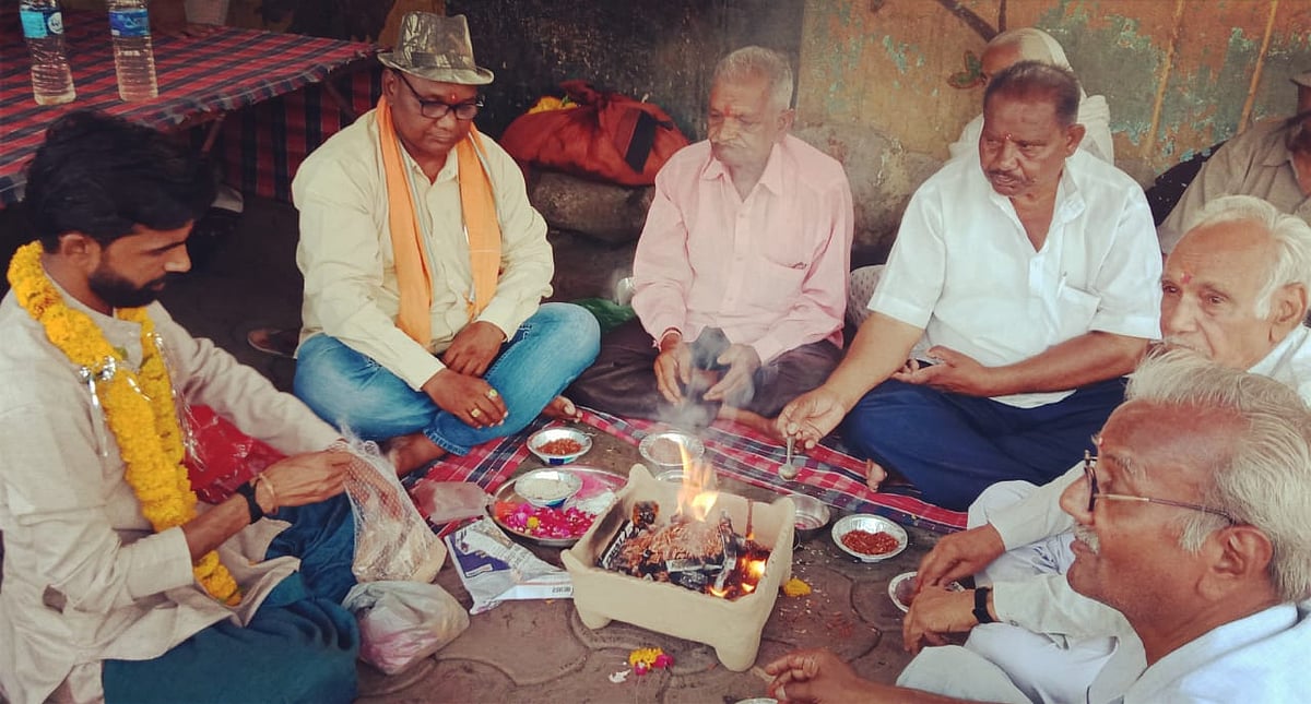 Ujjain: Retrenched Binod Mills labourers perform ‘Sadbuddhi Yagya’