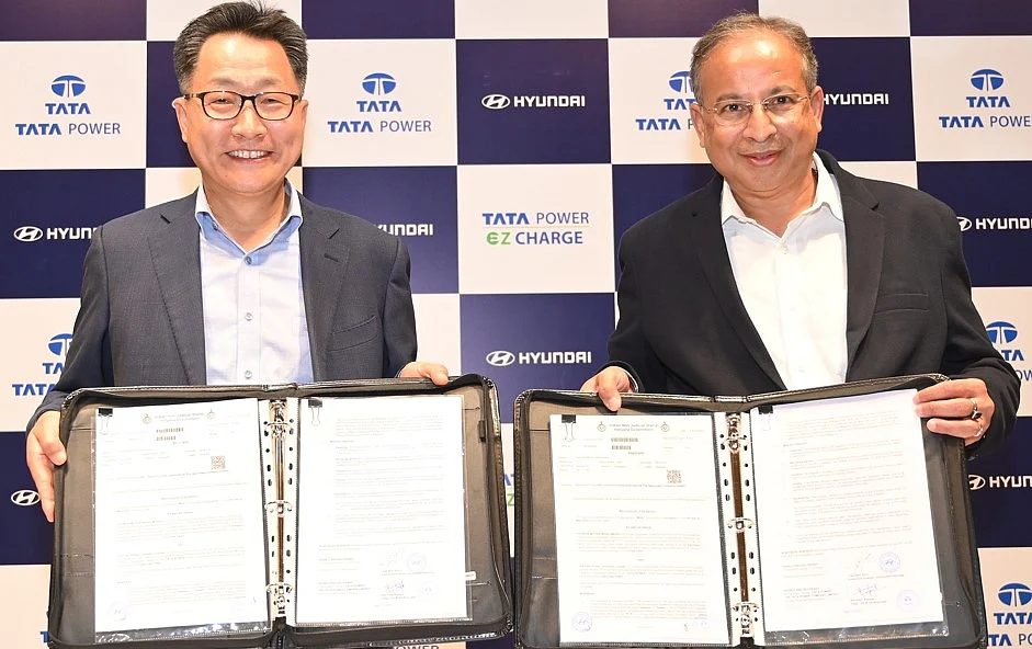 The MoU was signed between Tata Power and HMIL in the presence of Dr. Praveer Sinha, CEO & MD, Tata Power and Unsoo Kim, MD & CEO, Hyundai Motor India | Tata Power