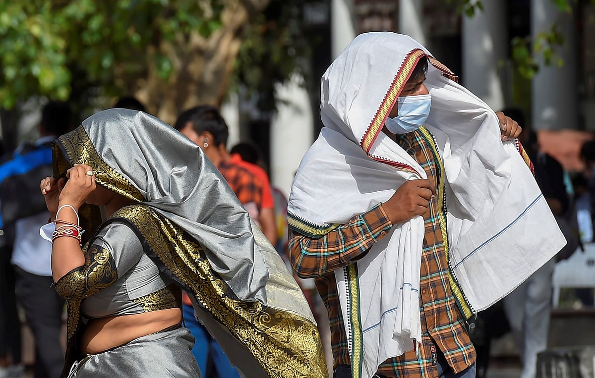 New Delhi: People cover themselves with clothes to avoid the scorching heat on a hot summer day in New Delhi, Sunday, May 15, 2022. | (PTI Photo/Kamal Singh)