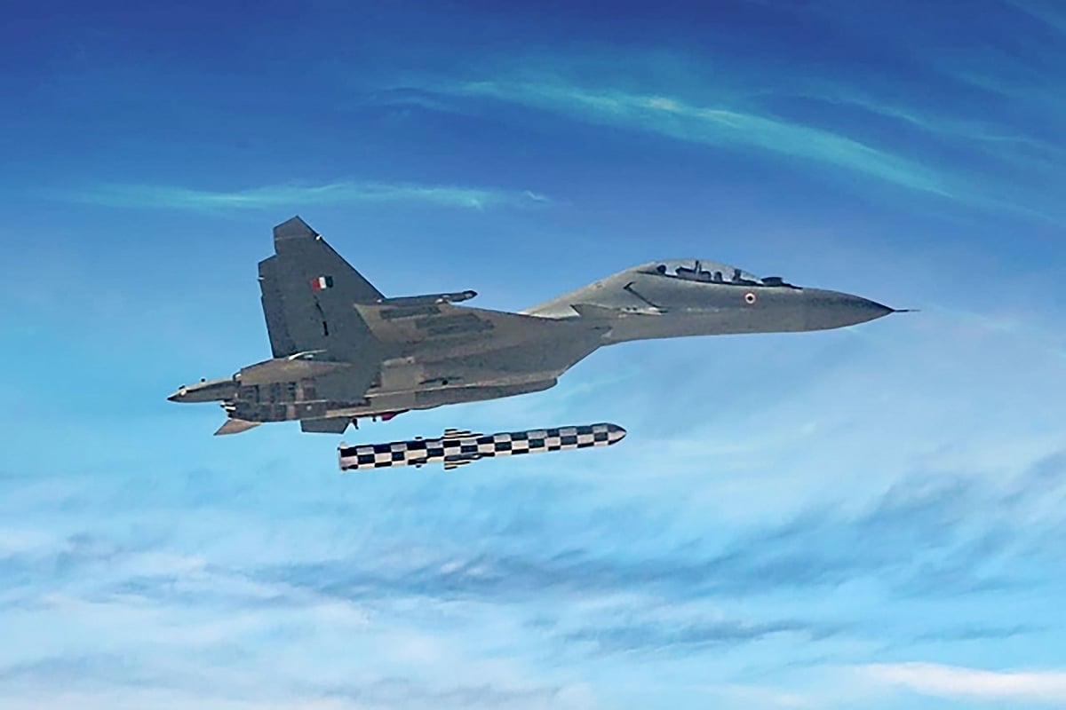India test-fires extended-range version 
BrahMos supersonic cruise missile from at Bay of Bengal