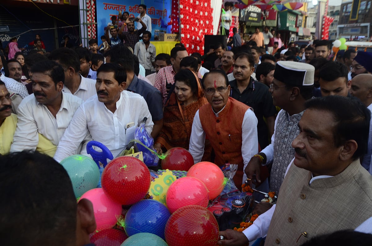 Chief Minister Shivraj Singh Chouhan moving on the streets with handcart with toys and other things collected for anganwadi children in Bhopal on Tuesday