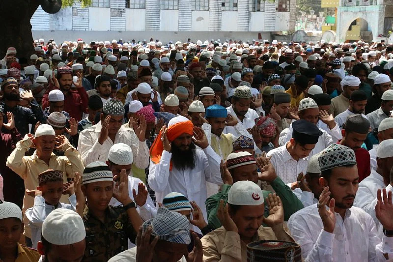 Communal harmony at its best as Hindus & Muslims celebrate each others' festival