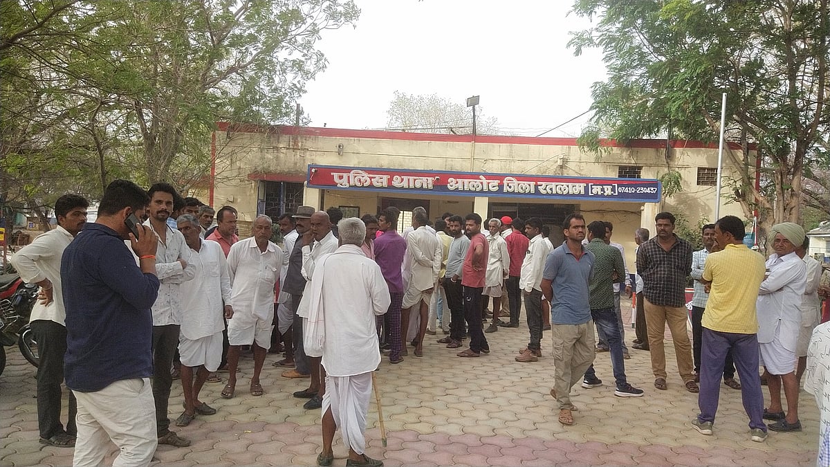 Alot: Armed robbers attack family members, loot Rs 93k  