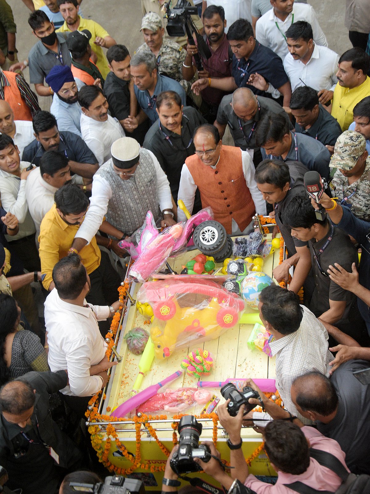 Chief Minister Shivraj Singh Chouhan moving on the streets with handcart to collect toys and books for anganwadi children in Bhopal on Tuesday