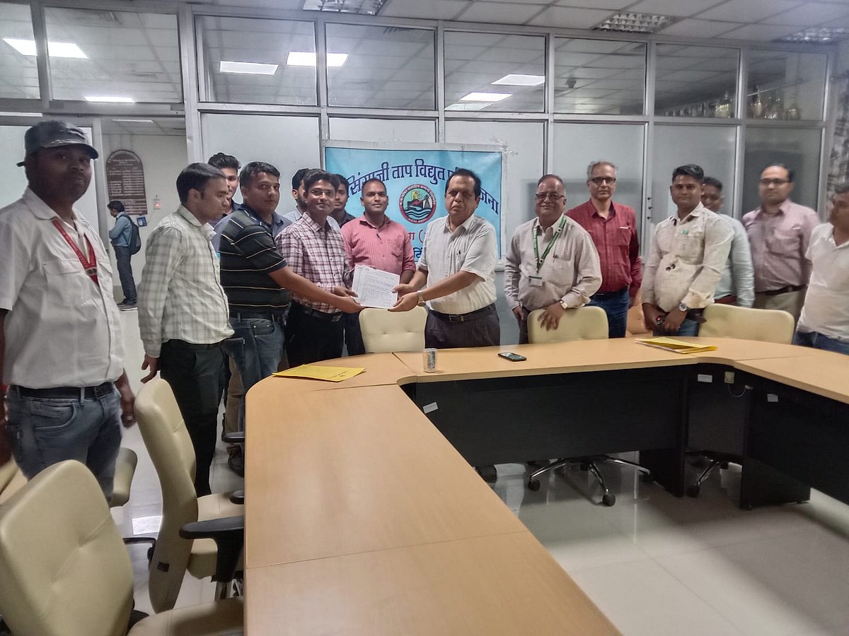 Narmada Nagar: Power department junior engineers submit memo for fulfilment of demands