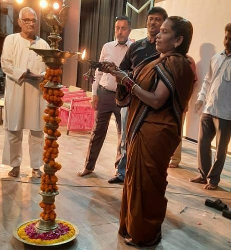 Gond painter Padma Shri Durga Bai Vyam inaugurating 5-day watercolour camp at MP Tribal Museum in the city on Wednesday. | 