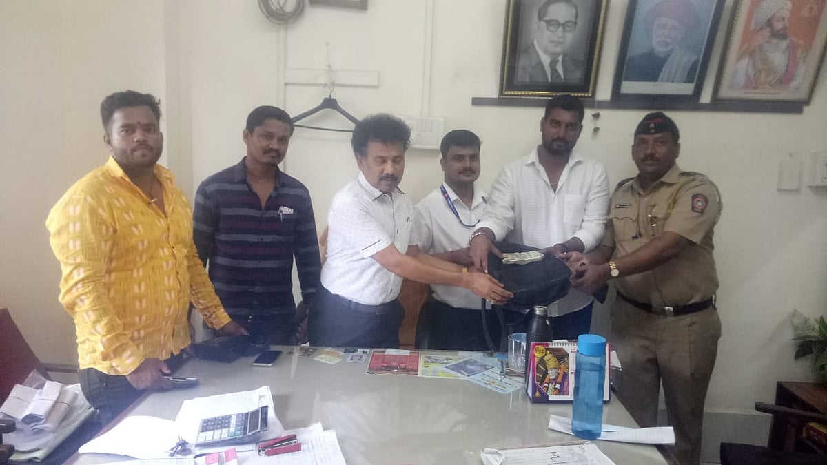 Mumbai: Railway staff return passenger's bag containing cash, documents lost in local train 