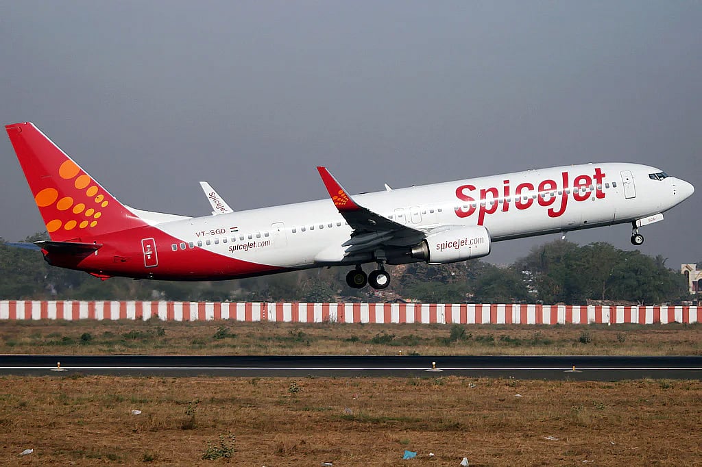 Watch video PatnaDelhi SpiceJet flight forced to land after engine