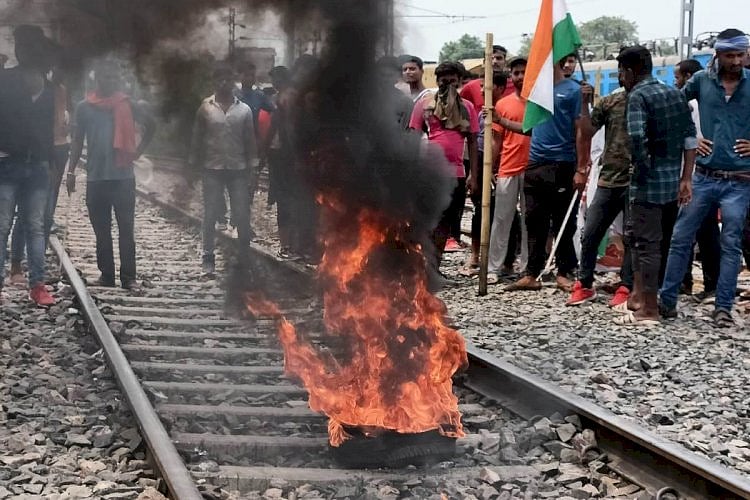 Agnipath scheme row: Bihar govt suspends internet services in 12 districts till June 19 amid violent protests