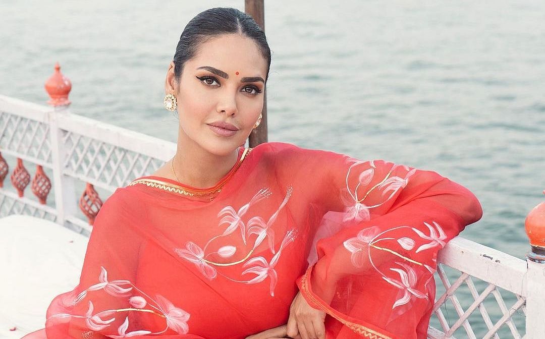 'Aashram 3' actress Esha Gupta visits Kashi Vishwanath Temple in Varanasi