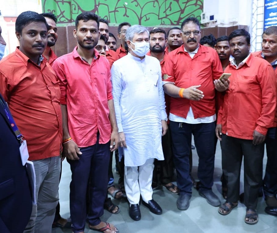 Mumbai: Minister of Railway Ashwini Vaishnaw praises punctuality maintained by Western Railway