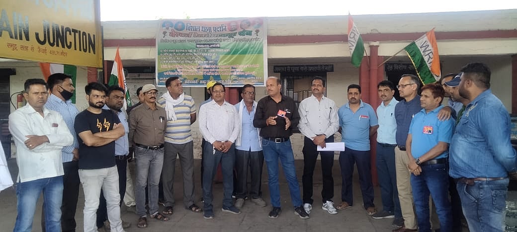 Ujjain: National Federation of Indian Railwaymen, Western Railway Mazdoor Sangh stage demo in support of demands