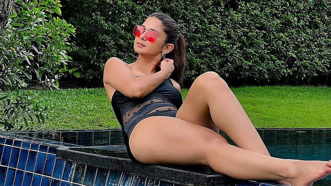 Photos: Hot Jennifer Winget turns up the heat as she flaunts her curves in black monokini